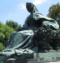 聖エリザベートの像